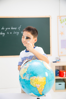 小学男生在教室里照片