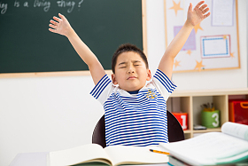 小学男生在教室里图片