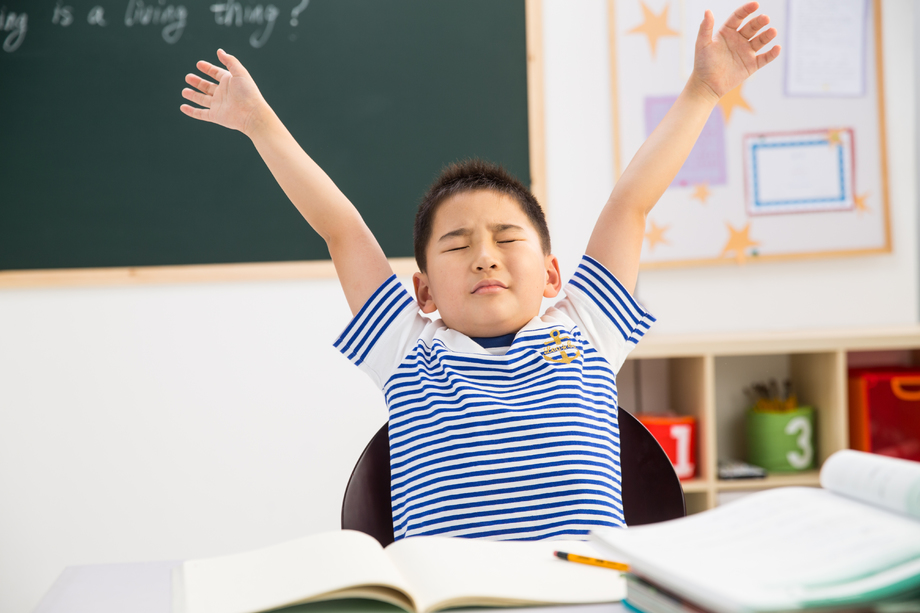 小学男生在教室里图片 小学男生在教室里图片