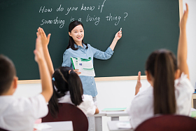 老师和小学生们在教室