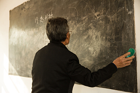 乡村小学老师在上课图片