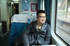 青年男人在火车上