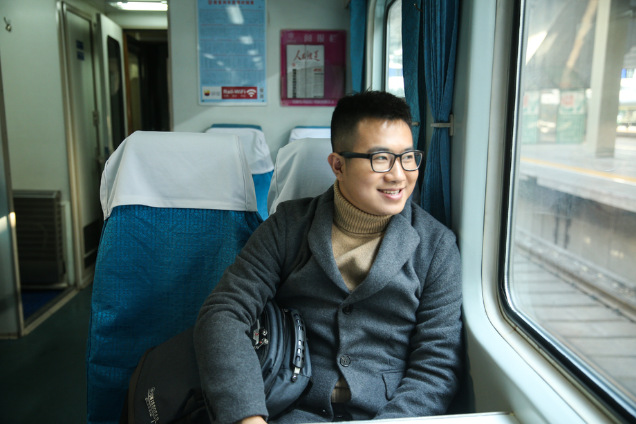 青年男人在火车上 青年男人在火车上