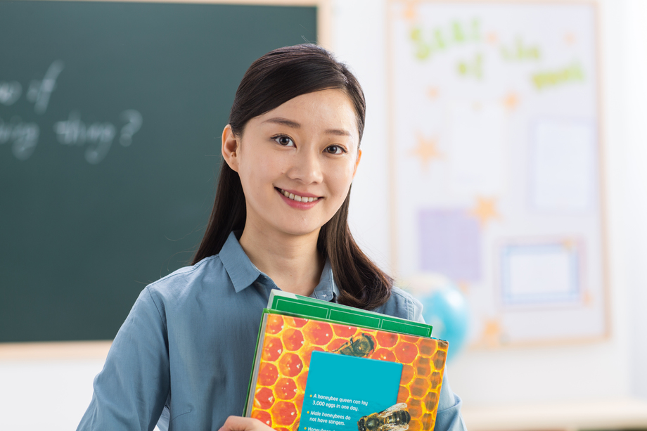 老师站在教室的黑板前图片