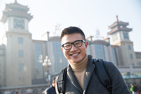 青年男人在火车站图片