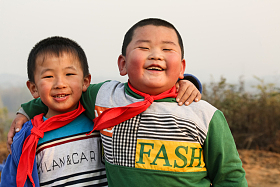 欢乐的乡村小学生