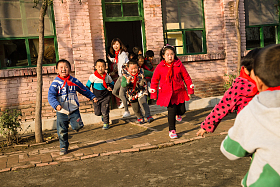 乡村教师和小学生在学校