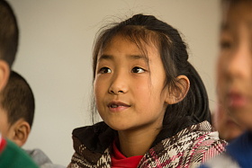 乡村小学里的小学女生图片