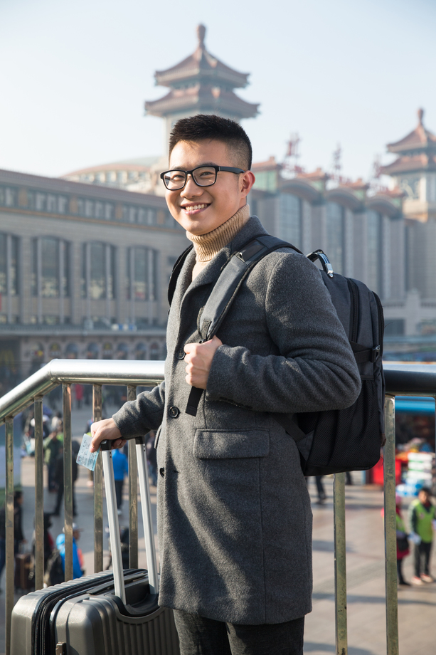 青年男人在火车站