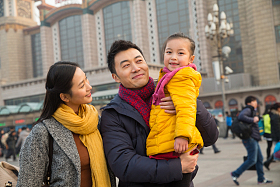 幸福家庭在站前广场照片