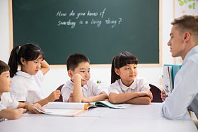 教师和小学生在教室里图片