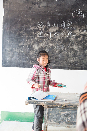 乡村小学里的小学女生
