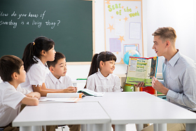 教师和小学生在教室里图片