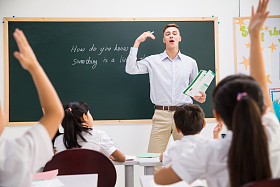 教师和小学生在教室里照片