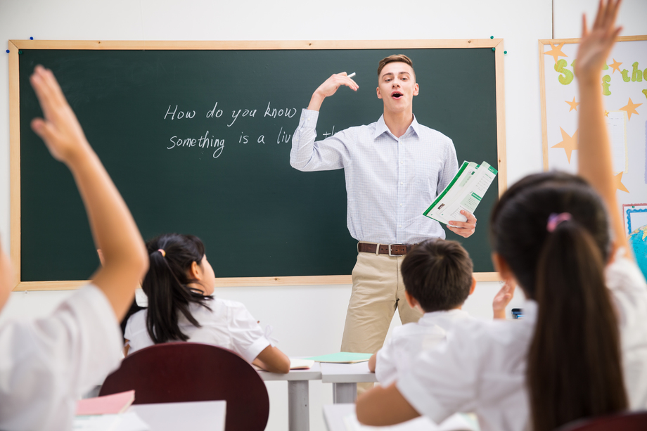 教师和小学生在教室里照片