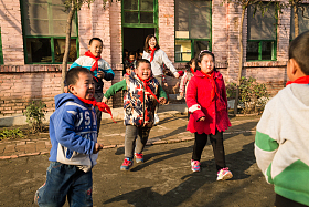 乡村教师和小学生在学校