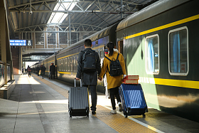 青年情侣在火车站图片