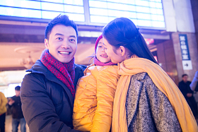 幸福家庭在候车厅图片