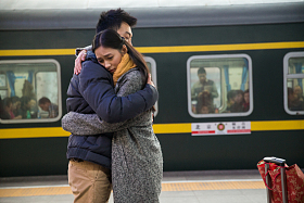 年轻情侣在火车站图片