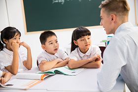 教师和小学生在教室里图片