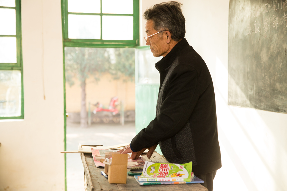 乡村小学老师在上课图片 乡村小学老师在上课图片