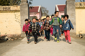 乡村小学生在放学回家图片