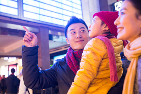 幸福家庭在候车厅图片