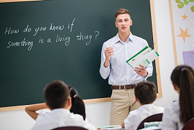 教师和小学生在教室里图片