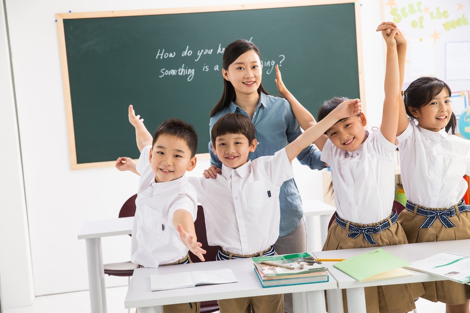 老师和小学生们在教室里照片