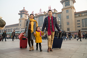 幸福家庭在站前广场图片