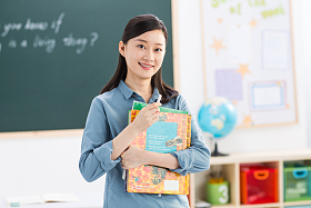 女教师在教室里图片