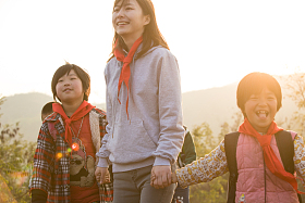 乡村女教师和学生户外活动