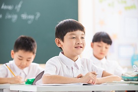 小学生在教室里学习图片