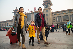 幸福家庭在站前广场图片