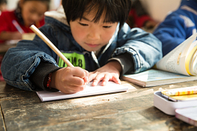 乡村小学里的小学女生图片