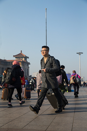 青年男人在火车站图片