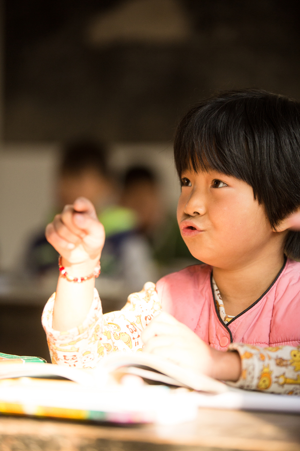 乡村小学里的小学女生图片
