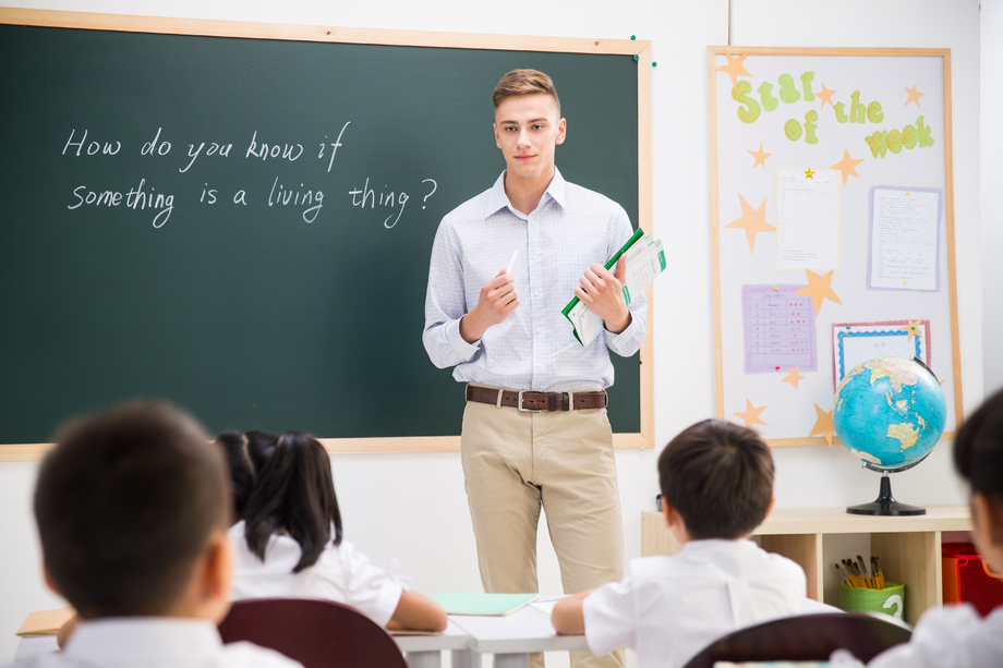 教师和小学生在教室里照片