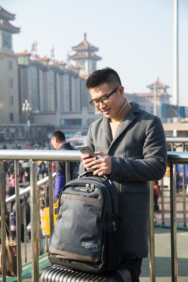 青年男人在火车站图片