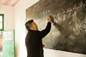 乡村小学老师在上课图片