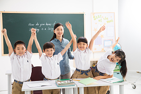 老师和小学生们在教室里图片