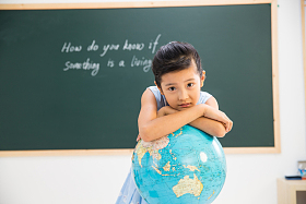 小学女生在教室