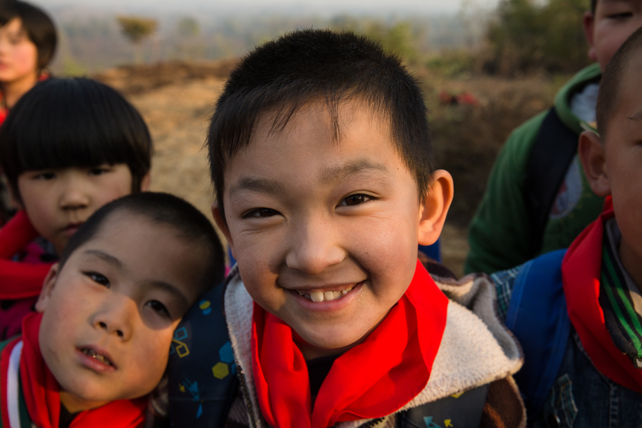 欢乐的乡村小学生图片