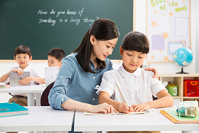 老师和小学生们在教室里照片