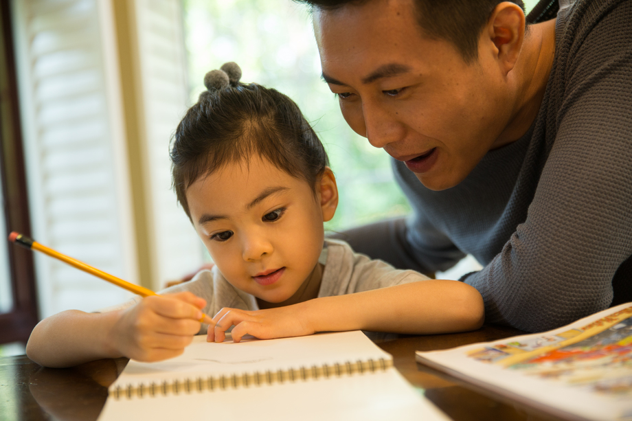 爸爸辅导女儿做作