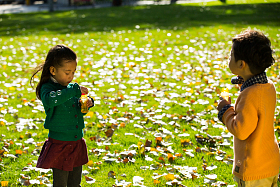可爱的儿童在户外图片