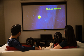 幸福家庭看电视图片