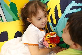 可爱的儿童在床上玩耍图片