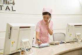 年轻女护士在接待处图片