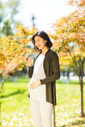 年轻的孕妇在户外